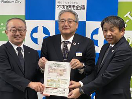 岩見沢税務署長、空信用金庫理事長、岩見沢市長がPRリーフレットを持っている写真