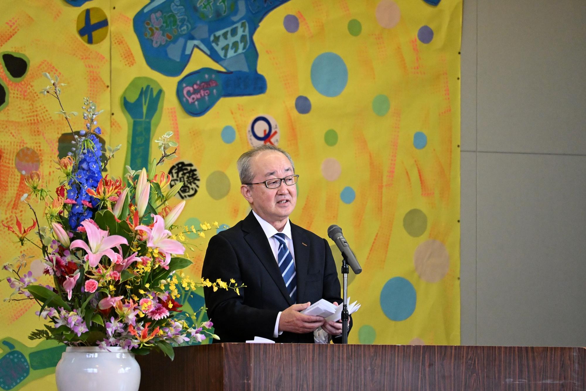 くりさわ学舎開校式であいさつをする松野市長の画像