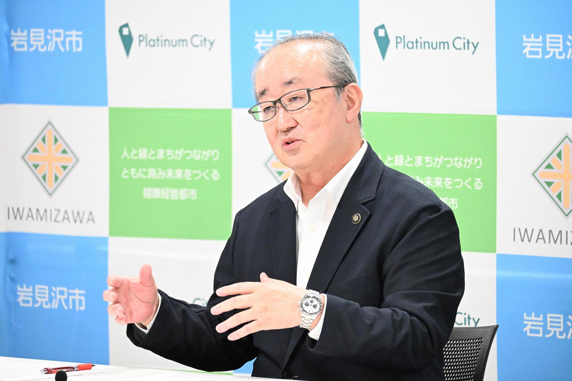 記者からの質問に答える松野市長の写真