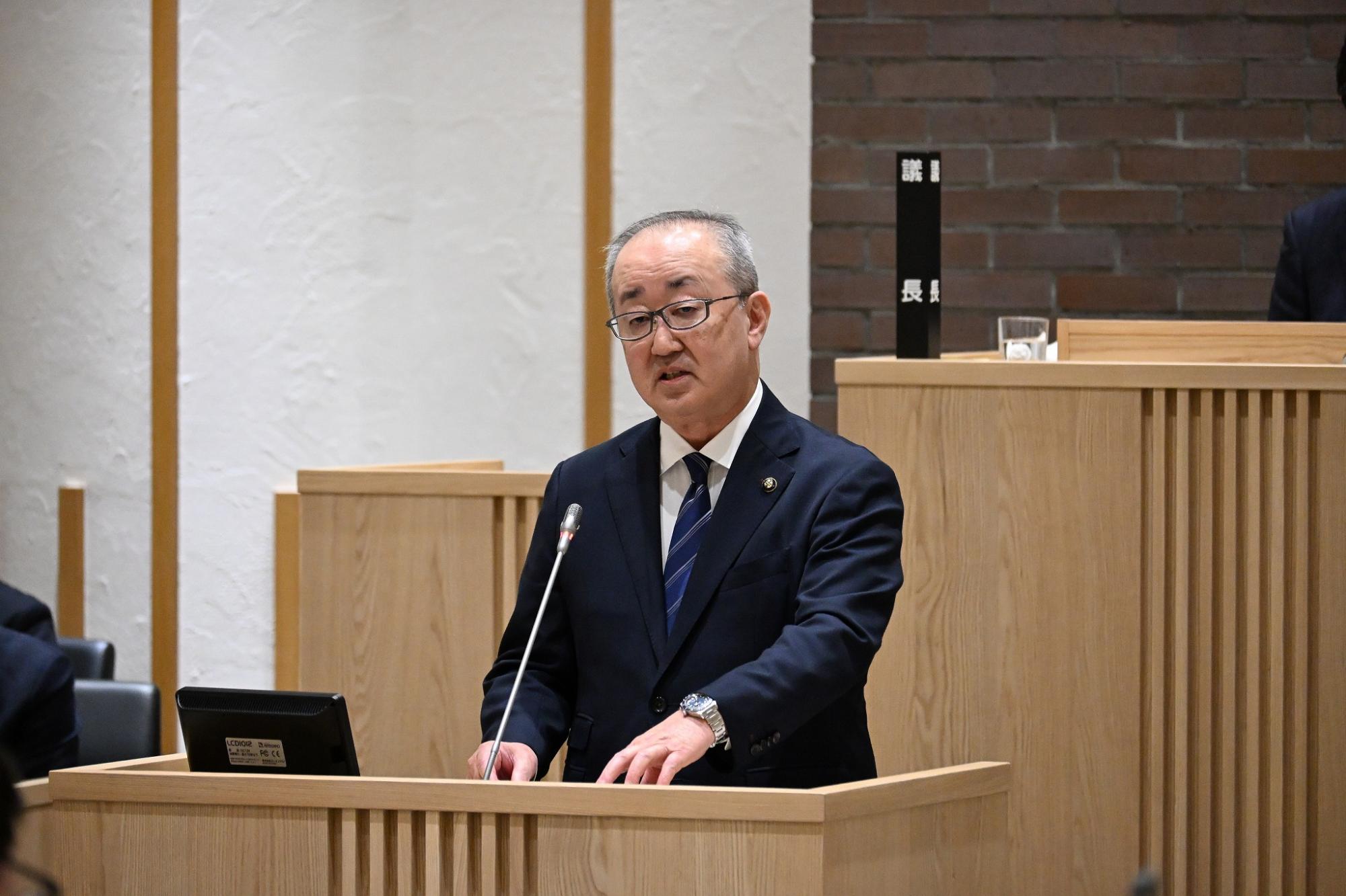 令和8年市議会第1回定例会の議場で所信を発表する松野市長の画像