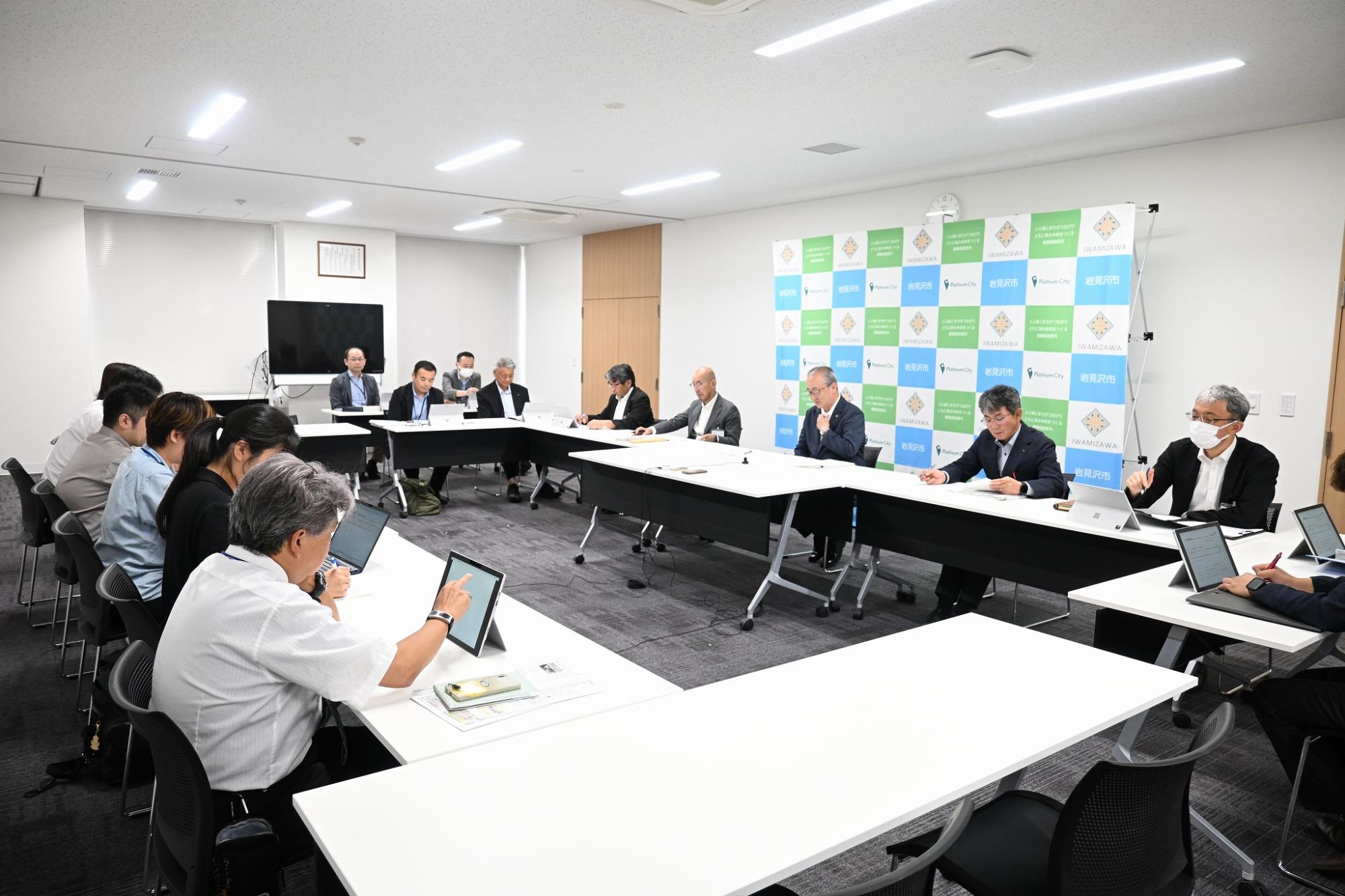 記者懇談会会場全体の様子の画像