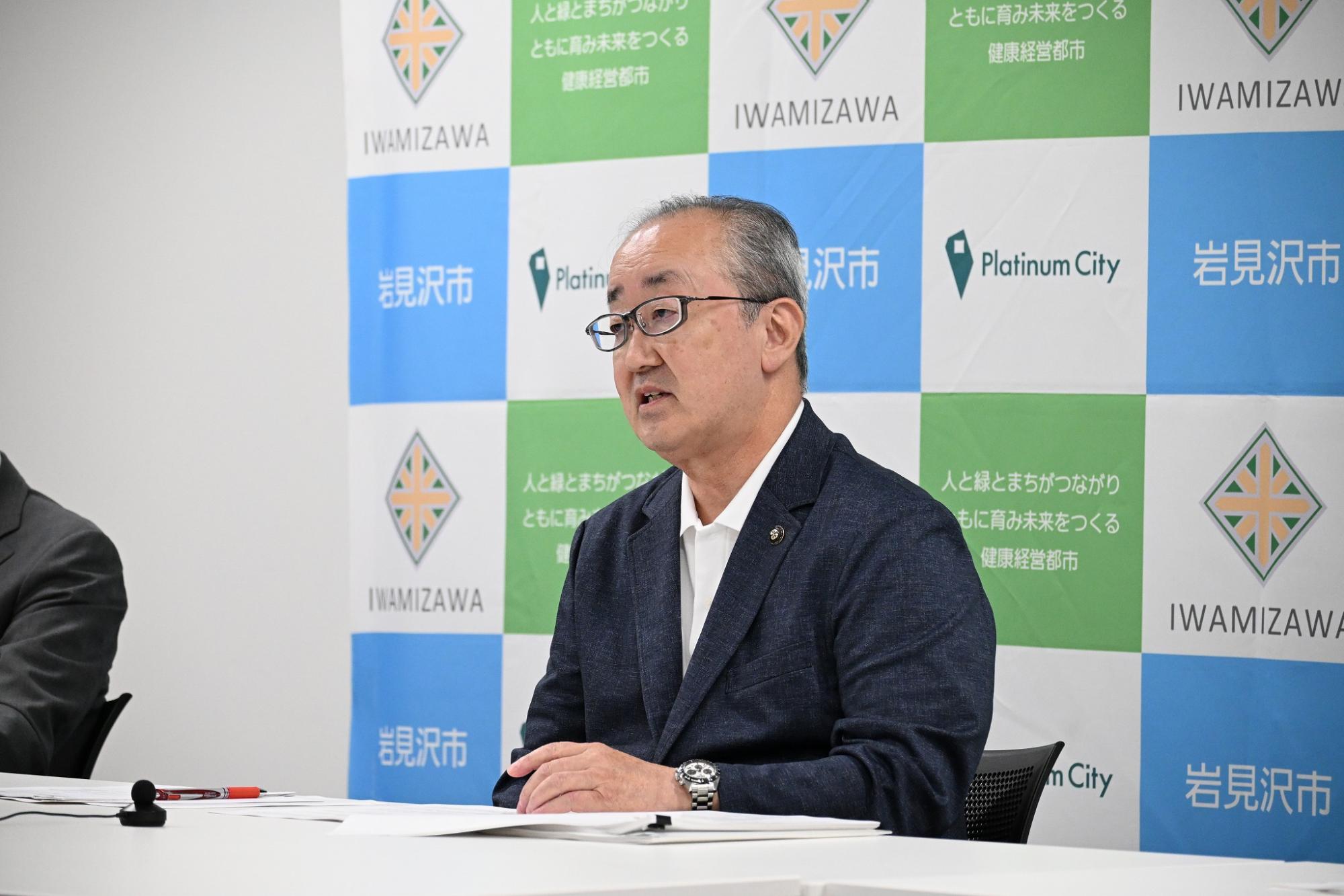 定例記者懇談会で案件の説明をする松野市長の画像
