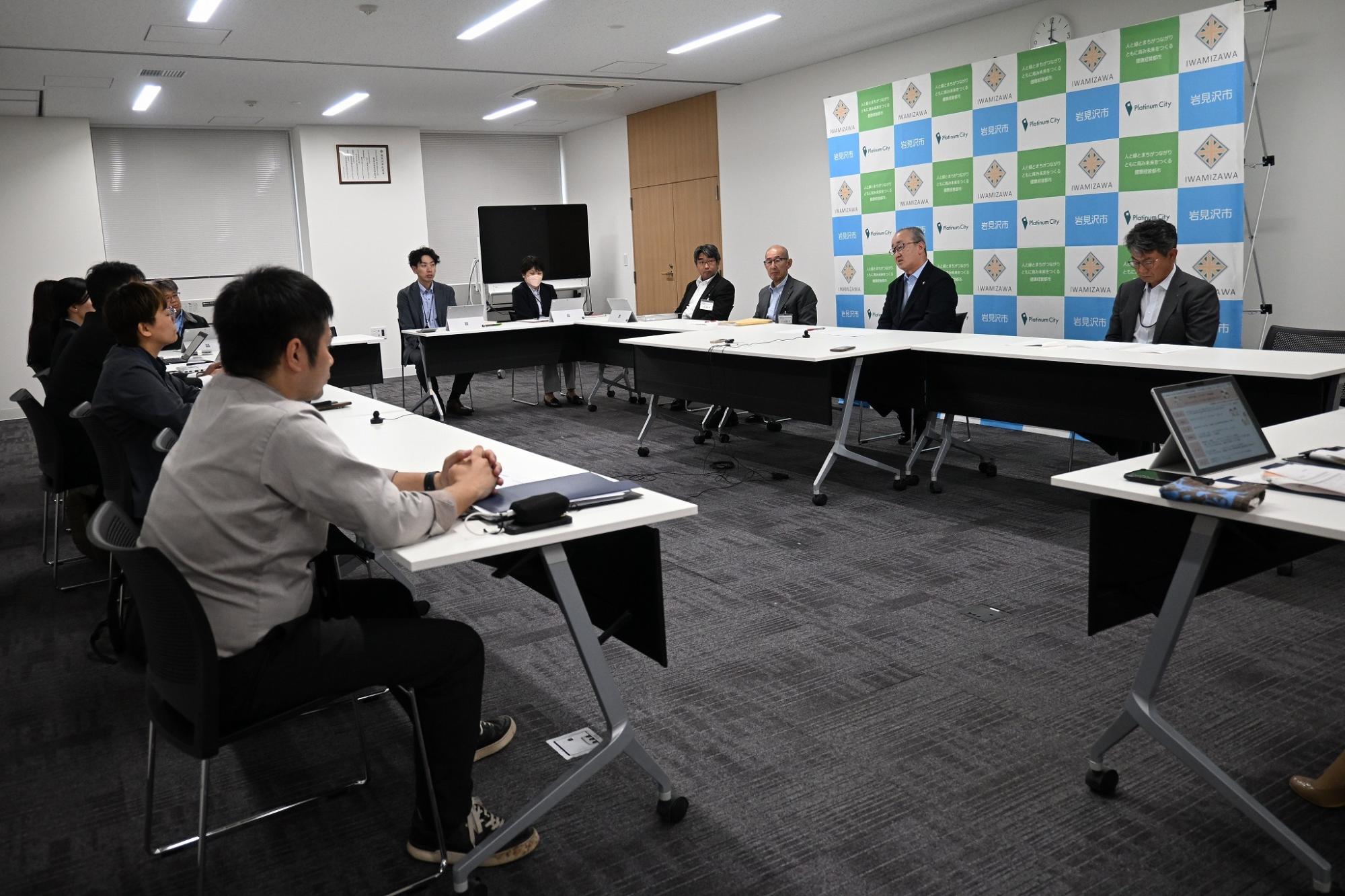 記者懇談会会場全体の様子の写真