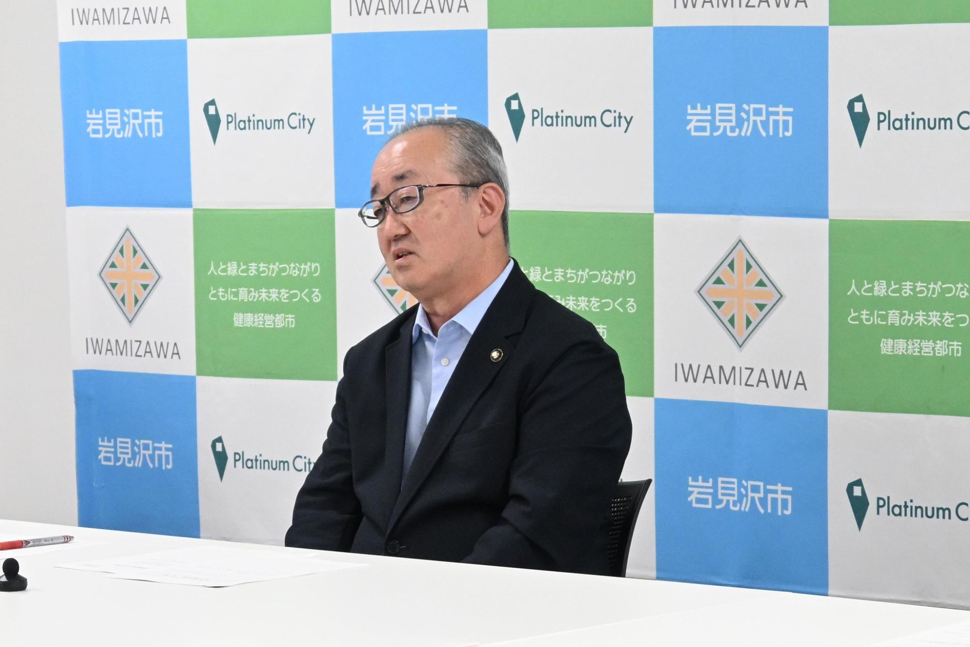記者からの質問に答える松野市長の写真