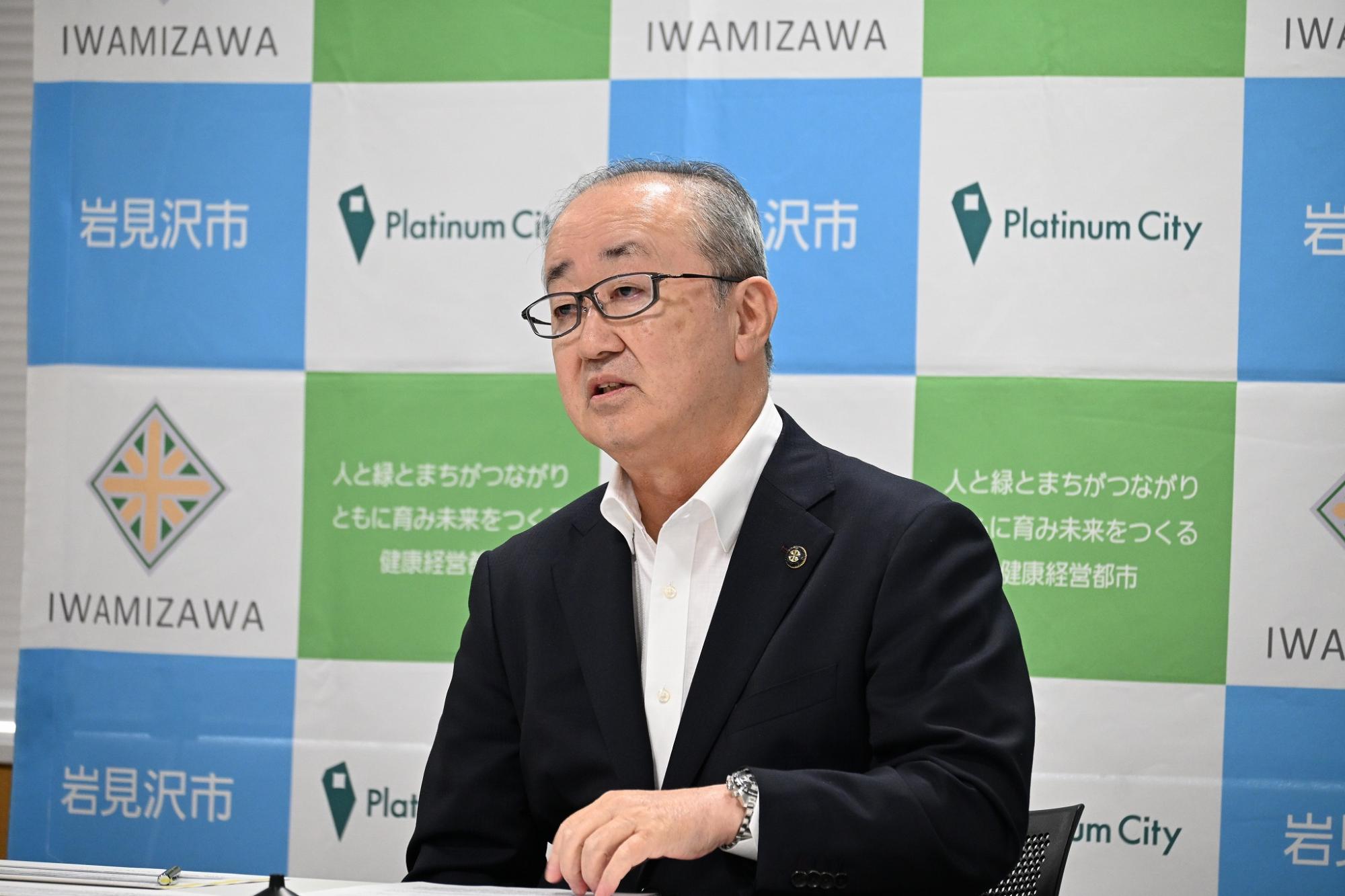 令和8年度の予算編成方針について説明する松野市長の画像