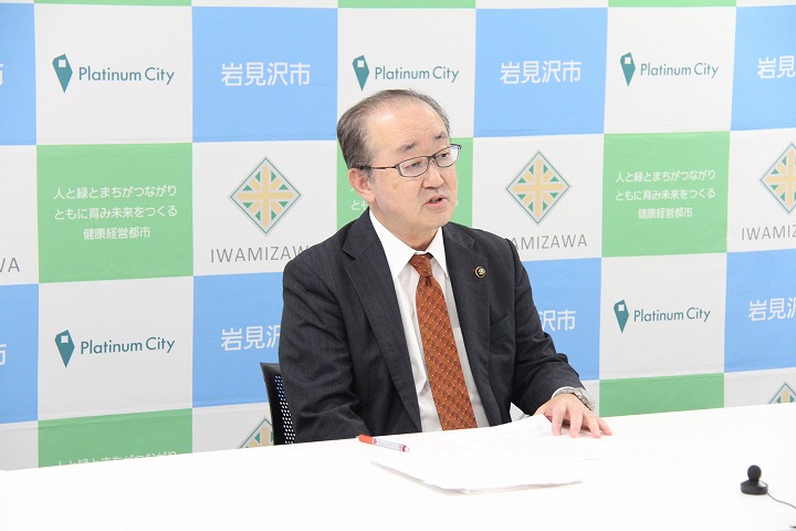 令和6年度の予算編成方針について説明する松野市長の画像