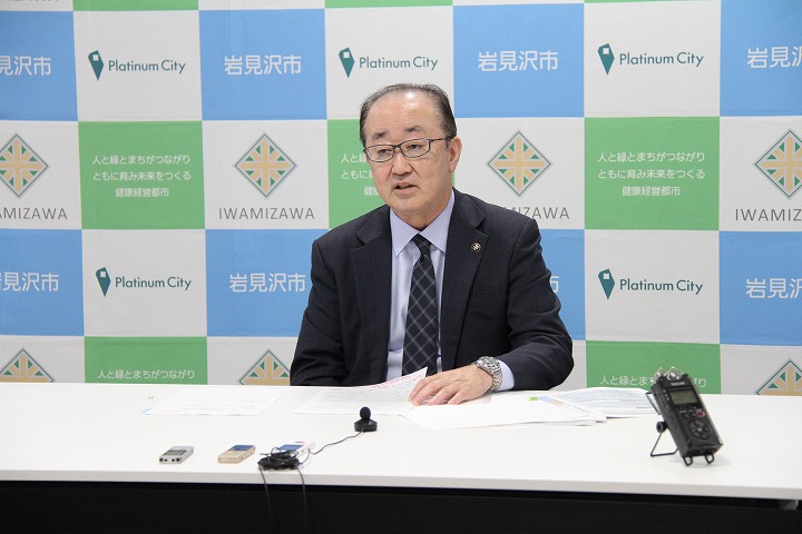 令和5年第4回定例会に提出する補正予算案について説明する松野市長の画像