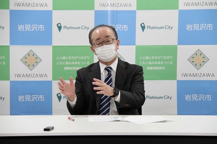 令和4年度の組織機構及び人事発令について説明する市長の写真