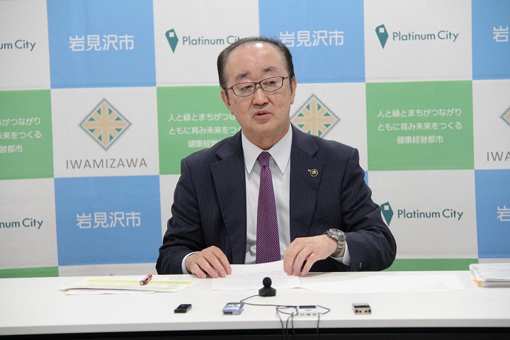 令和6年度工事発注計画について説明する松野市長の画像