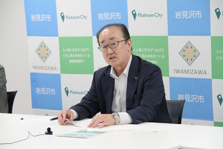 洪水ハザードマップの改訂について説明する松野市長の画像
