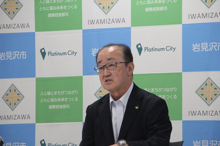 この夏の暑さ対策について説明する松野市長の写真
