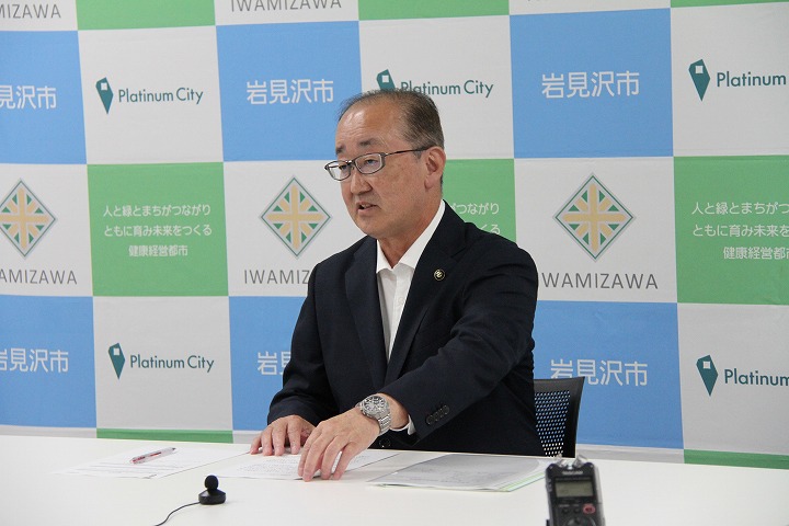 四期目の市長就任に当たって、記者会見であいさつする松野市長の画像