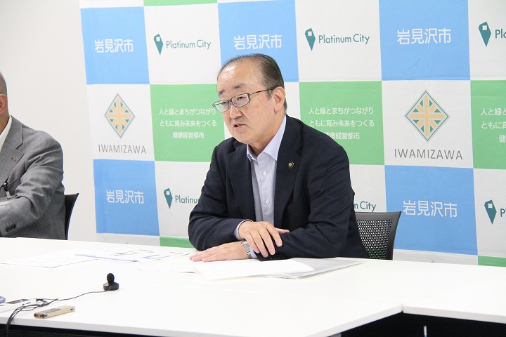 こども・子育ての情報発信とこども家庭センターについて説明する松野市長の画像