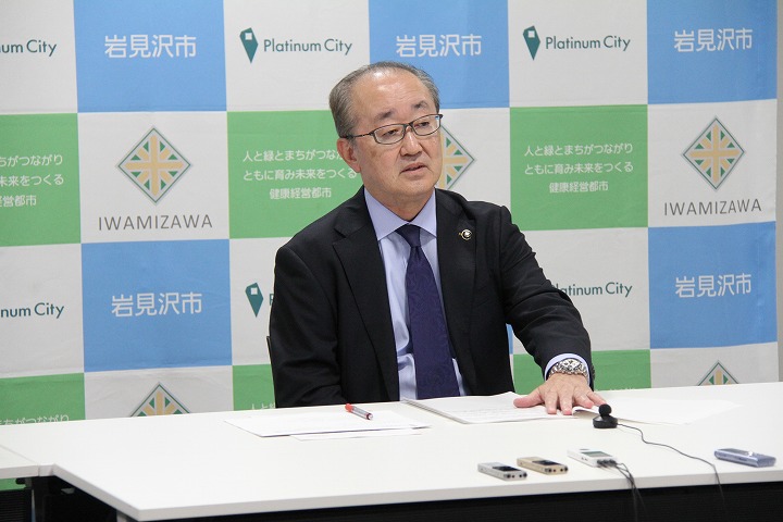 令和7年度の予算編成方針について説明する松野市長の画像