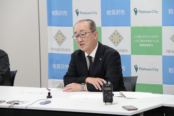 ヤングケアラー支援の取り組みについて説明する松野市長の写真