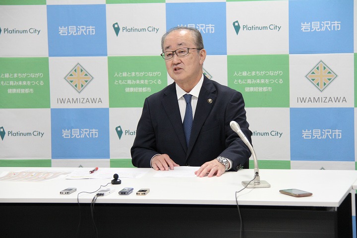 豪雪と雪対策の状況について説明する松野市長の写真