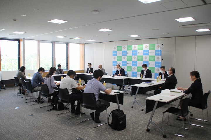 記者懇談会会場全体の画像