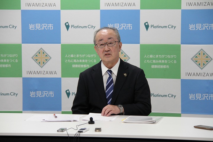 物価高騰対応臨時給付金の支給について説明する松野市長の写真