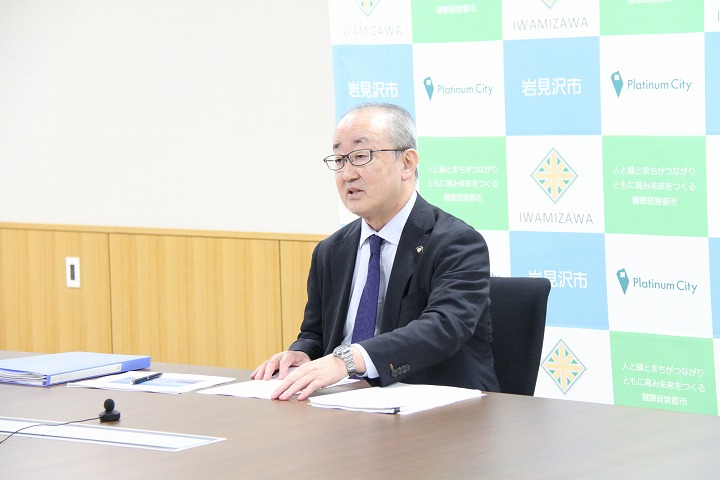 令和7年度予算案について説明する松野市長の画像