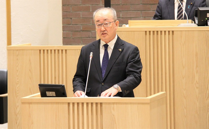 令和7年市議会第1回定例会の議場で所信を発表する松野市長の画像