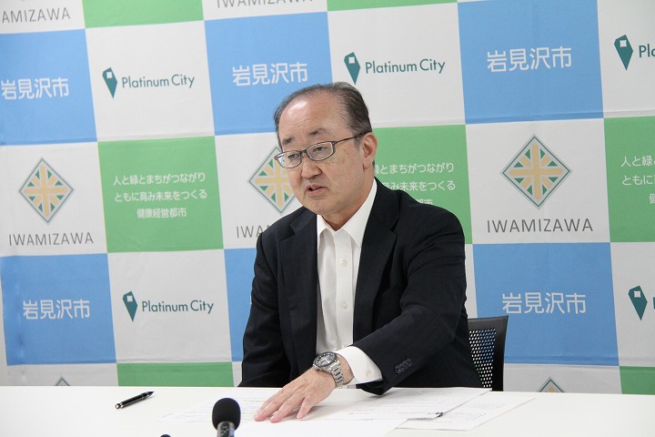 岩見沢市地球温暖化防止実行計画事務事業編の改訂について説明する松野市長の画像