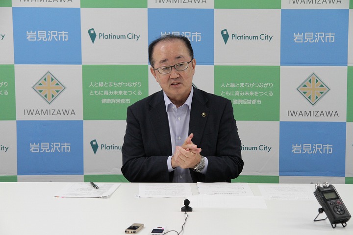市民参加による防災訓練について説明する松野市長の画像