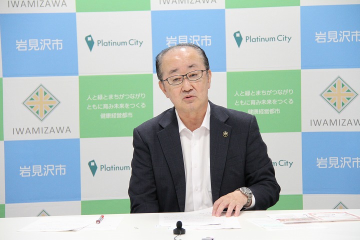 記者懇談会で原油価格物価高騰対策について説明する松野市長の画像