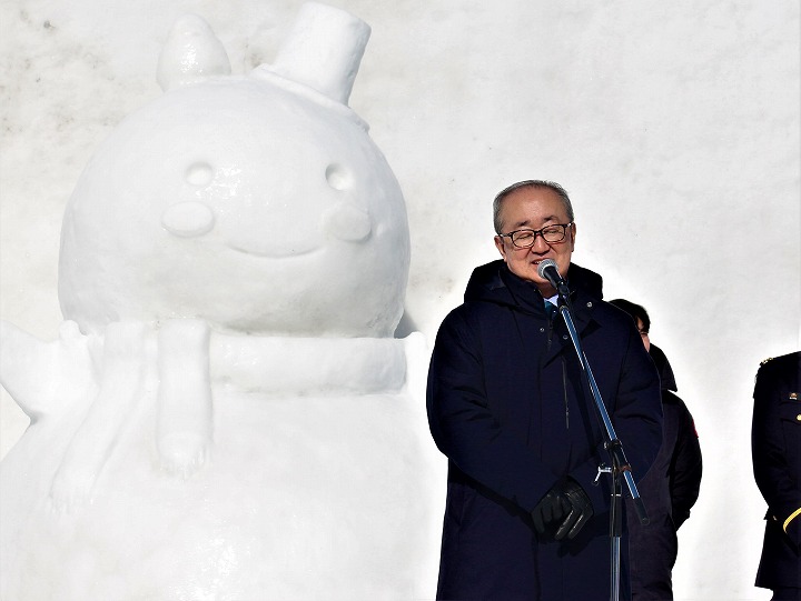ドカ雪まつりの雪像の前で開会のあいさつをする松野市長の画像