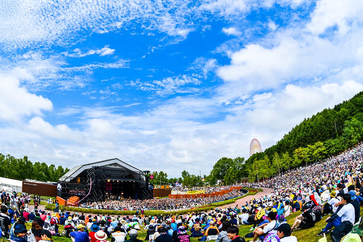 野外音楽堂キタオンのステージ前にたくさんの方が座り、ステージを見ている、ジョインアライブの画像