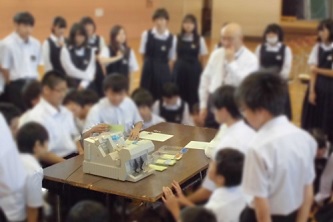 投開票事務体験の写真