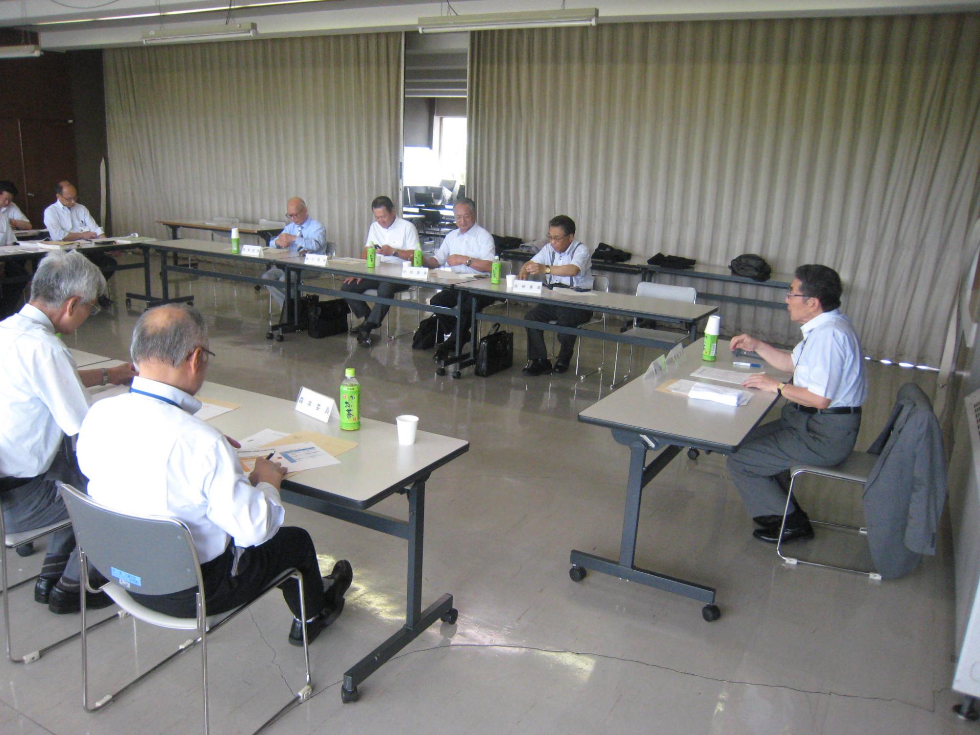 福祉施策検討委員会の会議中の様子の写真