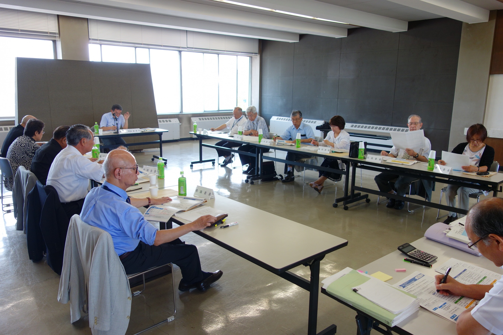 15名ほどの参加者にて会議が行われている様子の写真