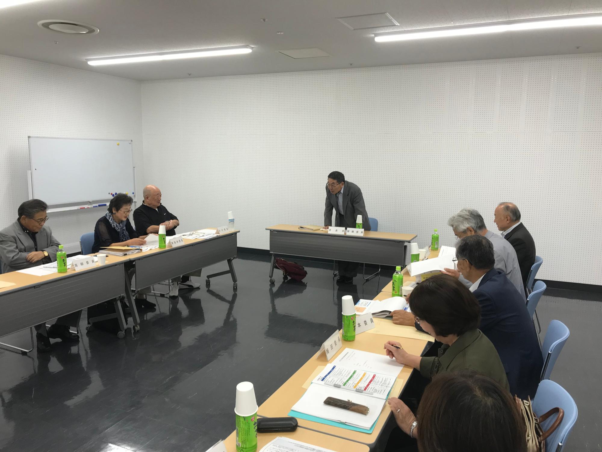 福祉施策検討委員会の会議中の様子の写真