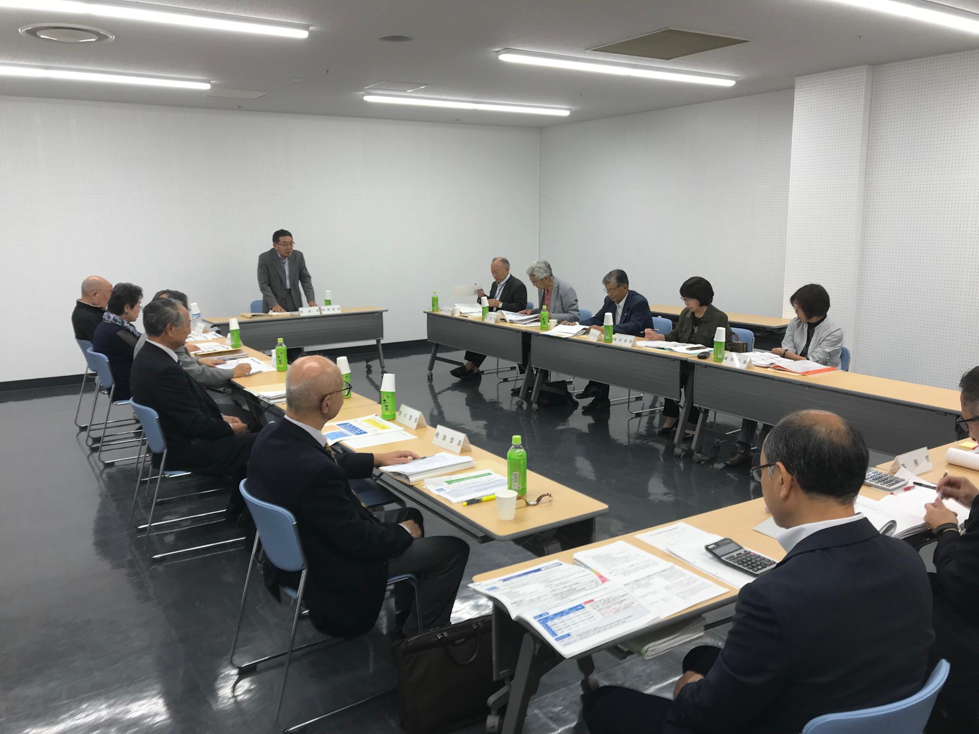 15名ほどの参加者にて会議が行われている様子の写真