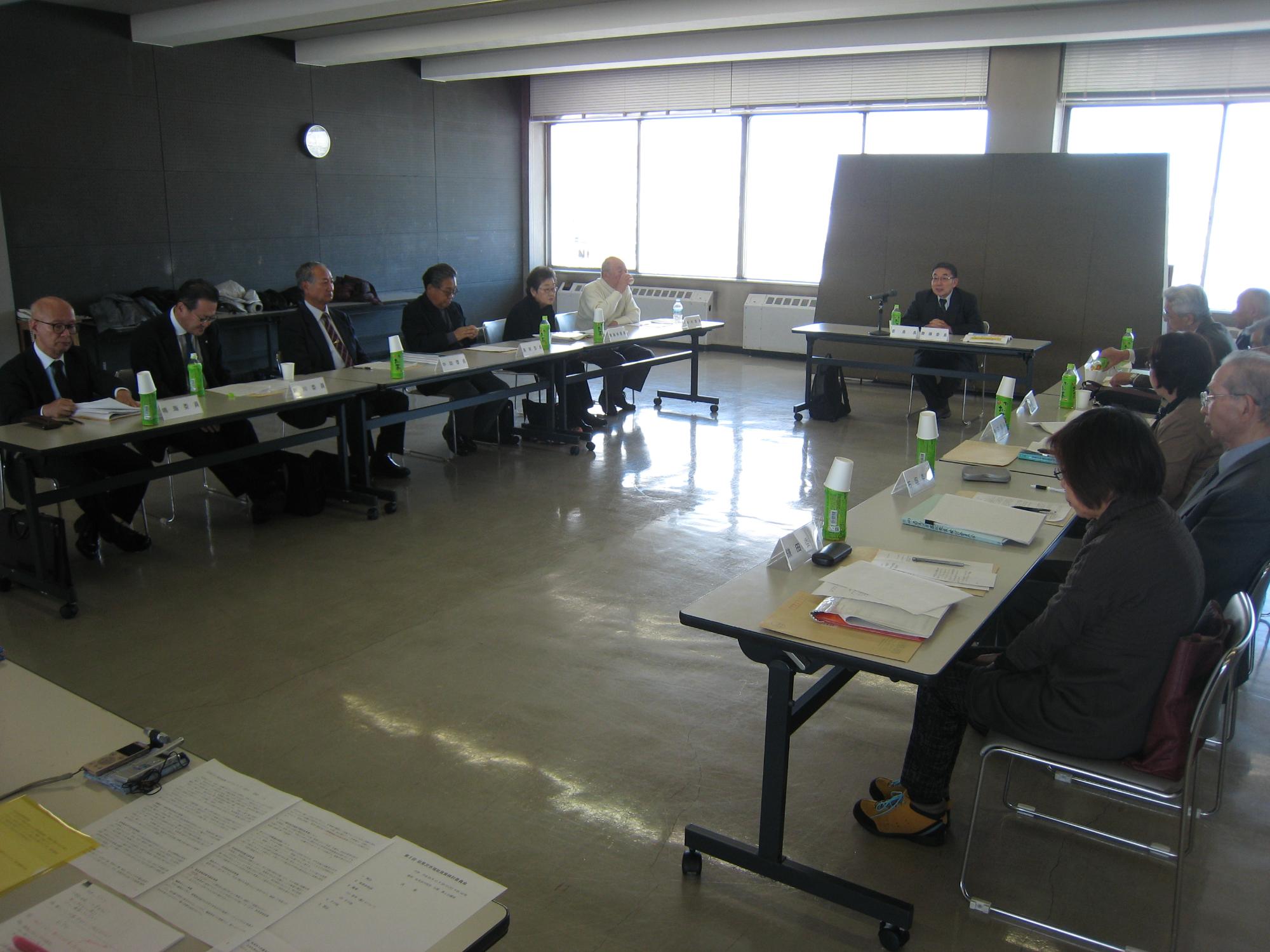 福祉施策検討委員会の会議中の様子の写真