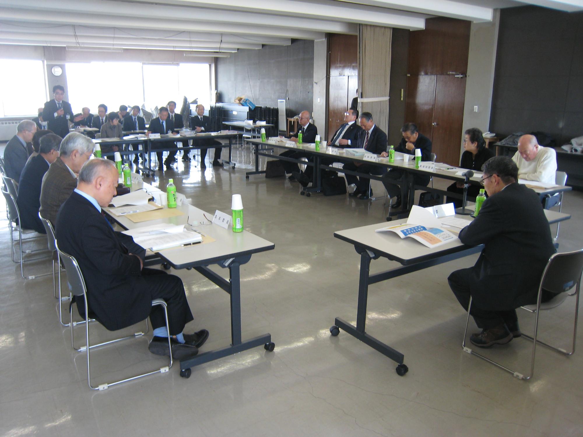 20名ほどの参加者にて会議が行われている様子の写真