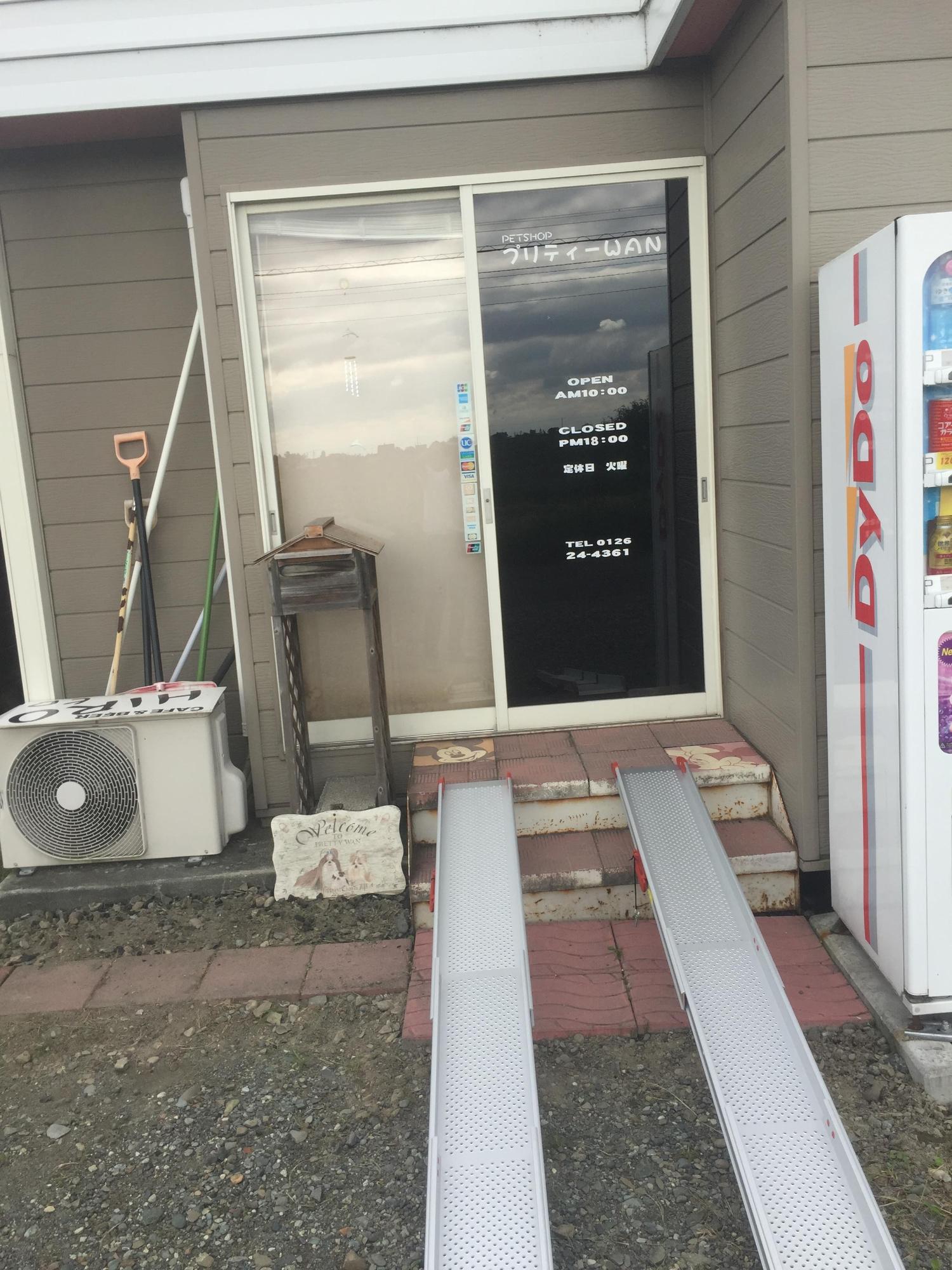 店舗入り口の階段に設置されている鉄製スロープの写真