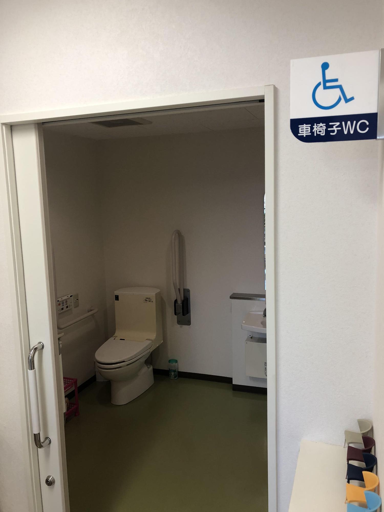 車いすでも入れる広々とした空間のバリアフリートイレの写真