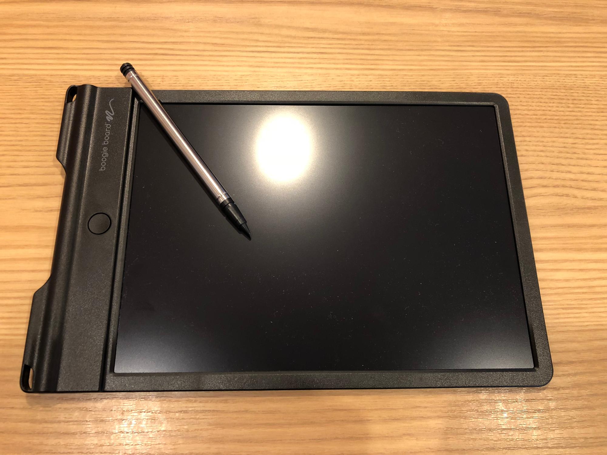 液晶に店内の光が反射している筆談ボードの写真