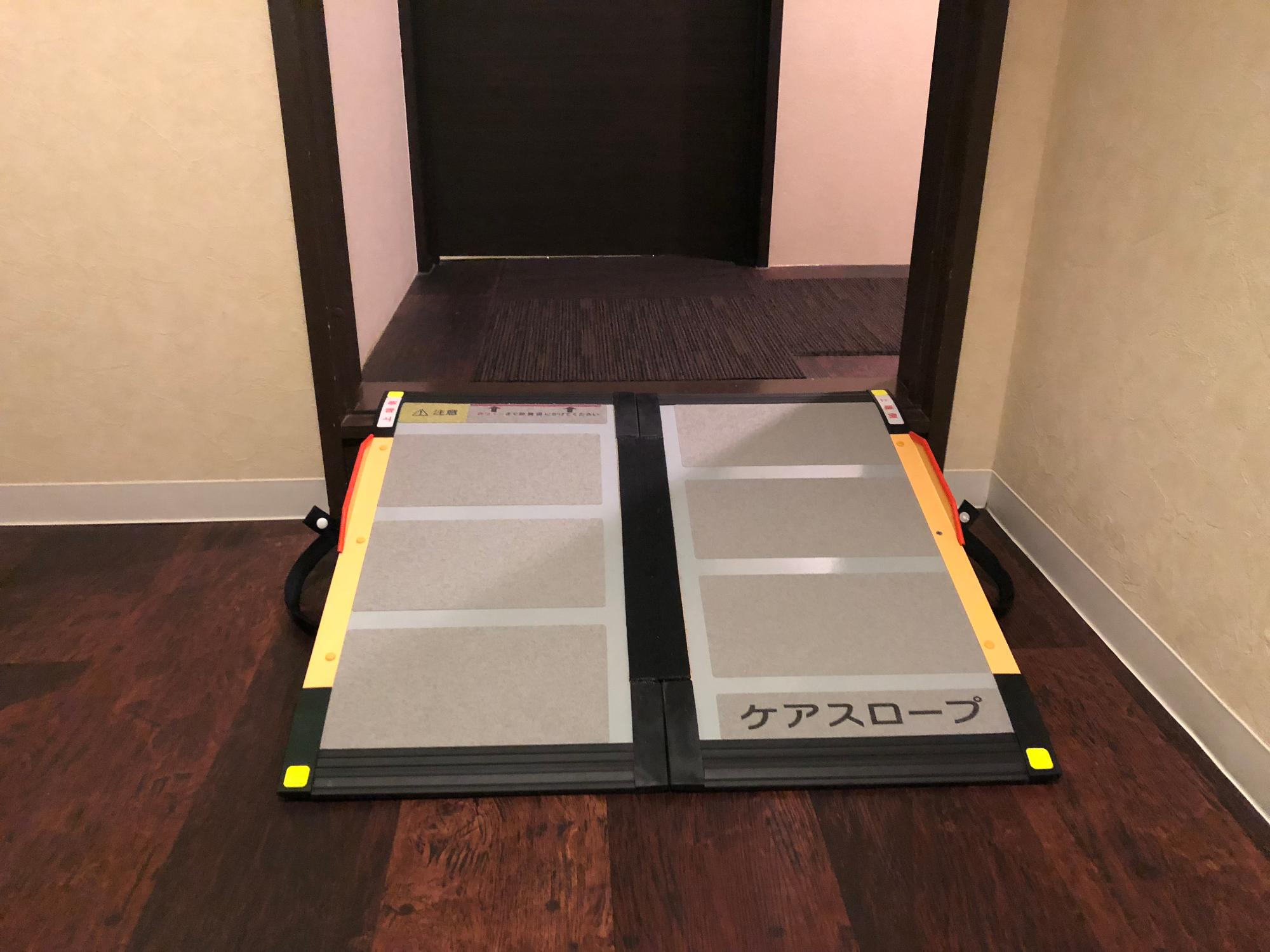 店内奥に続く段差に設置されているスロープの写真