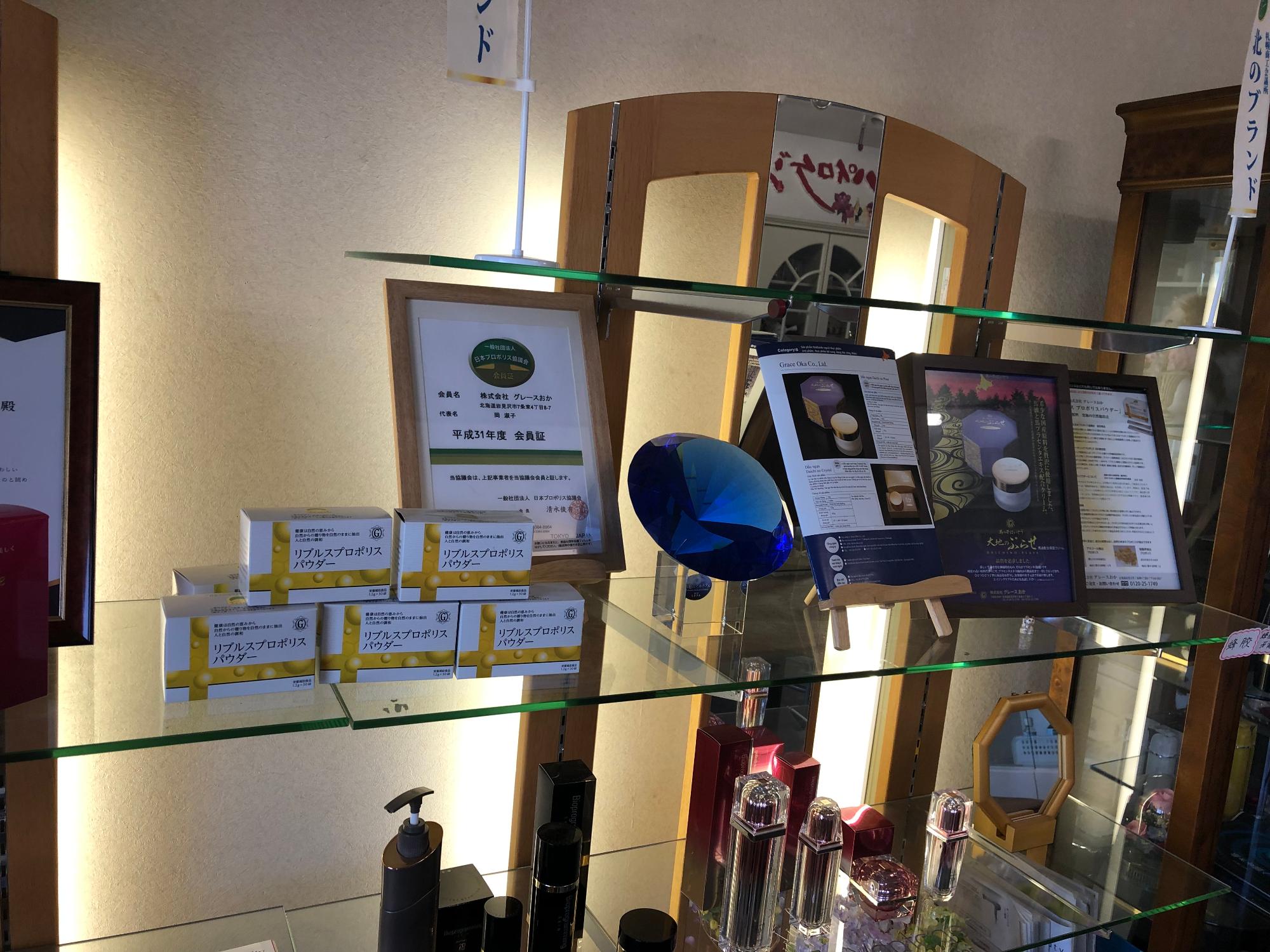 ガラスの棚に綺麗に並べられている店内商品の写真