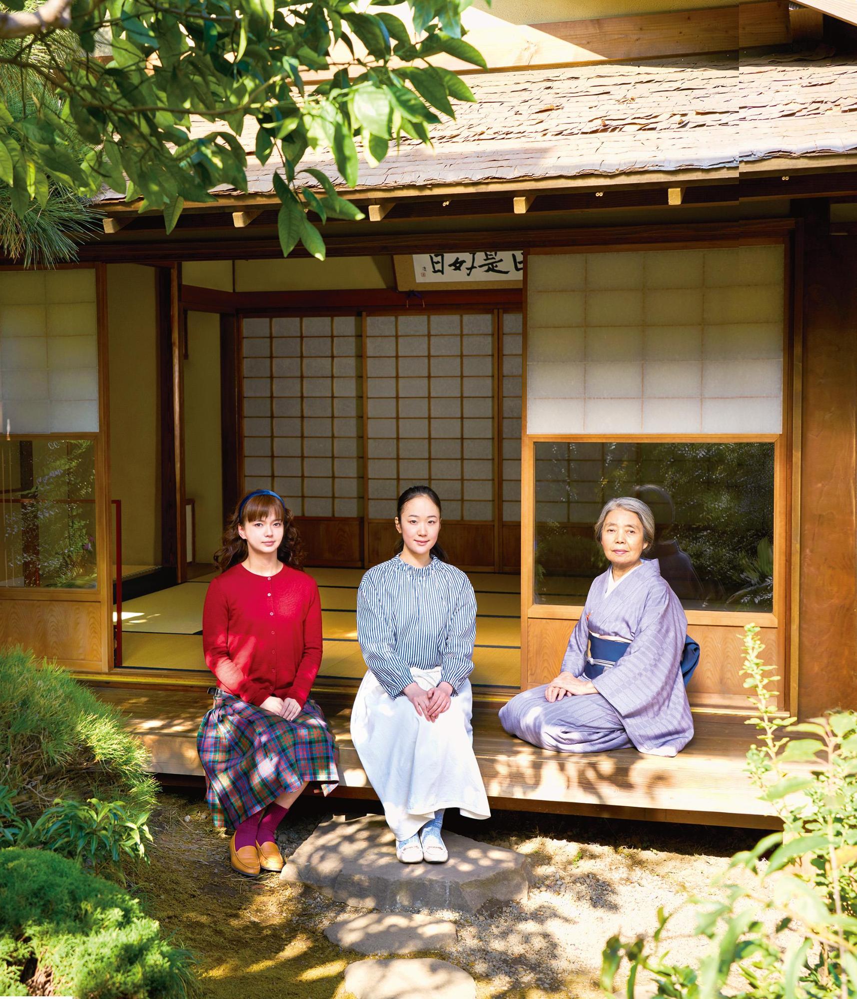 木漏れ日の差す縁側に多部未華子さん、黒木華さん、樹木希林さんが腰かけるワンシーンの写真