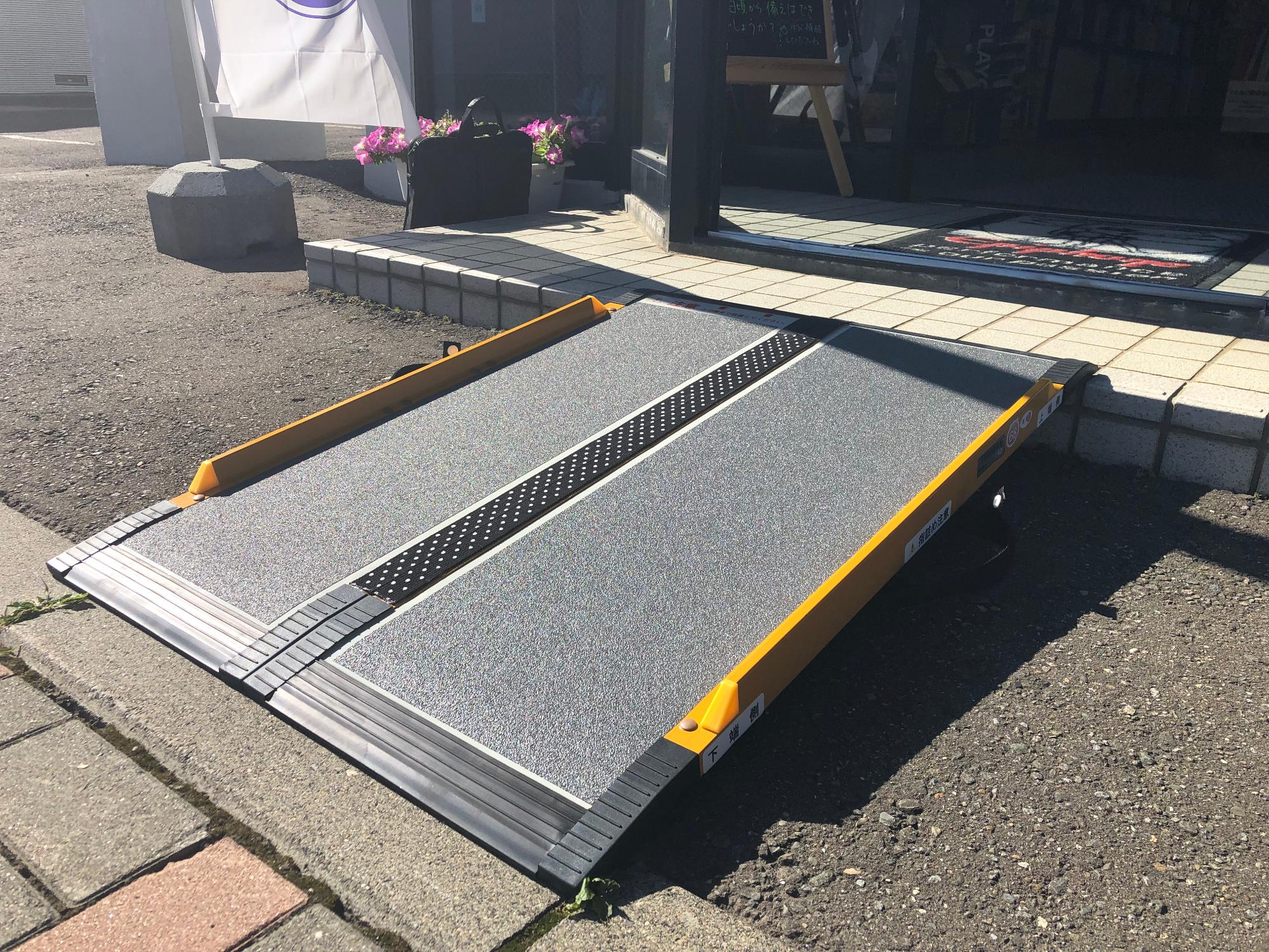 床の滑り止め加工と側面の転倒防止の加工が見える簡易スロープをアップで撮影した写真