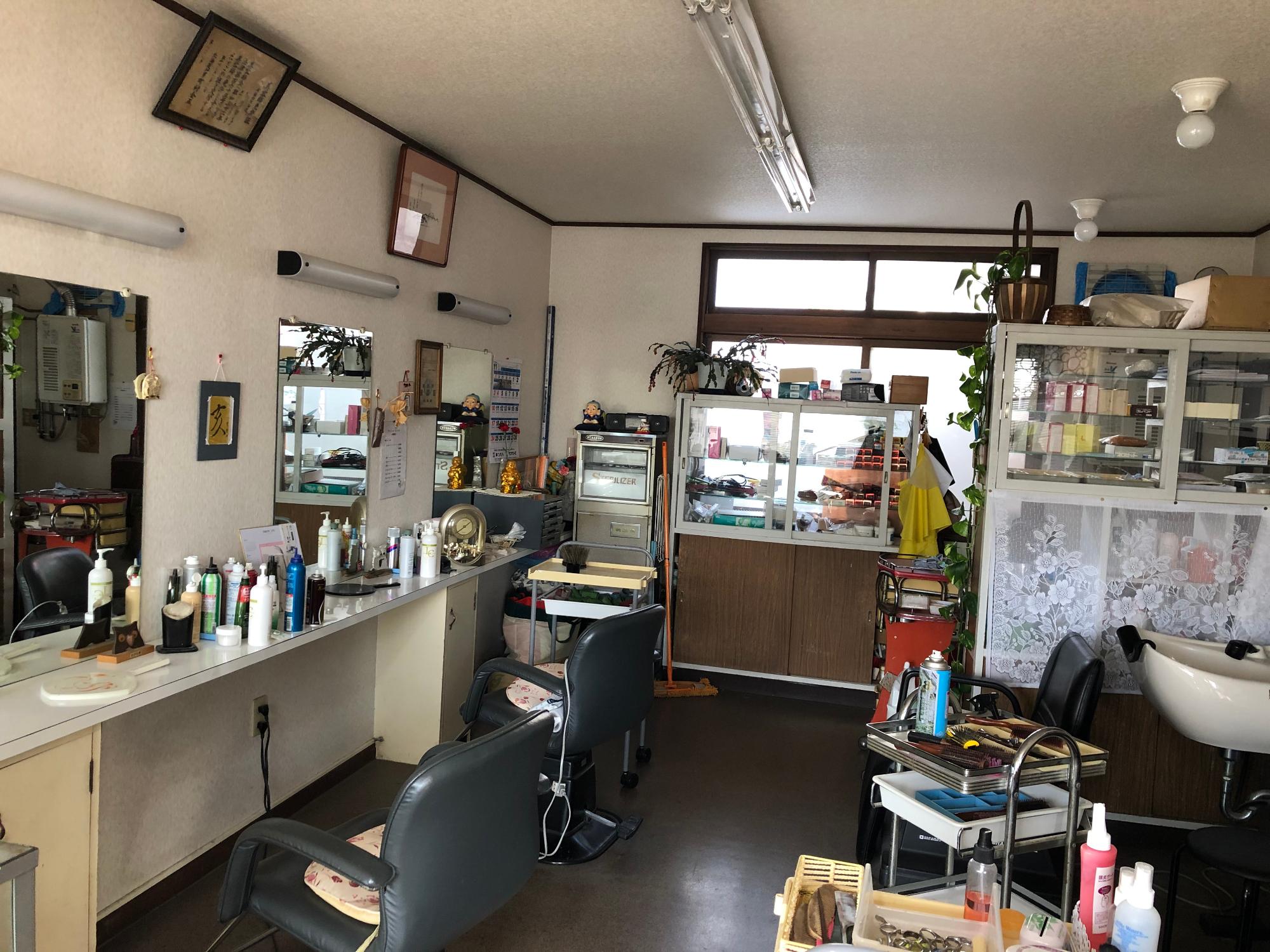 理髪用の薬剤や道具がたくさん並んでいる店舗内観の写真