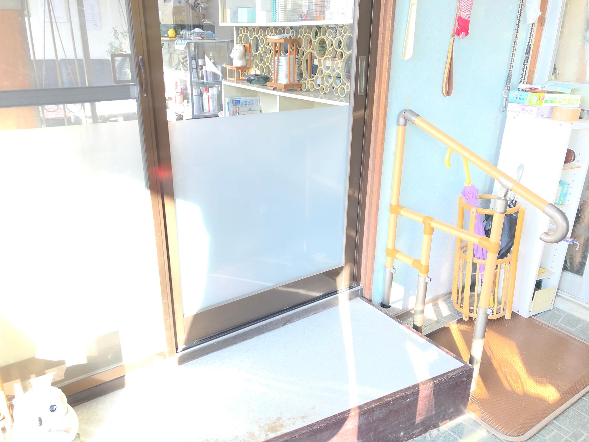 店舗入り口の前に手すりが設置されている写真