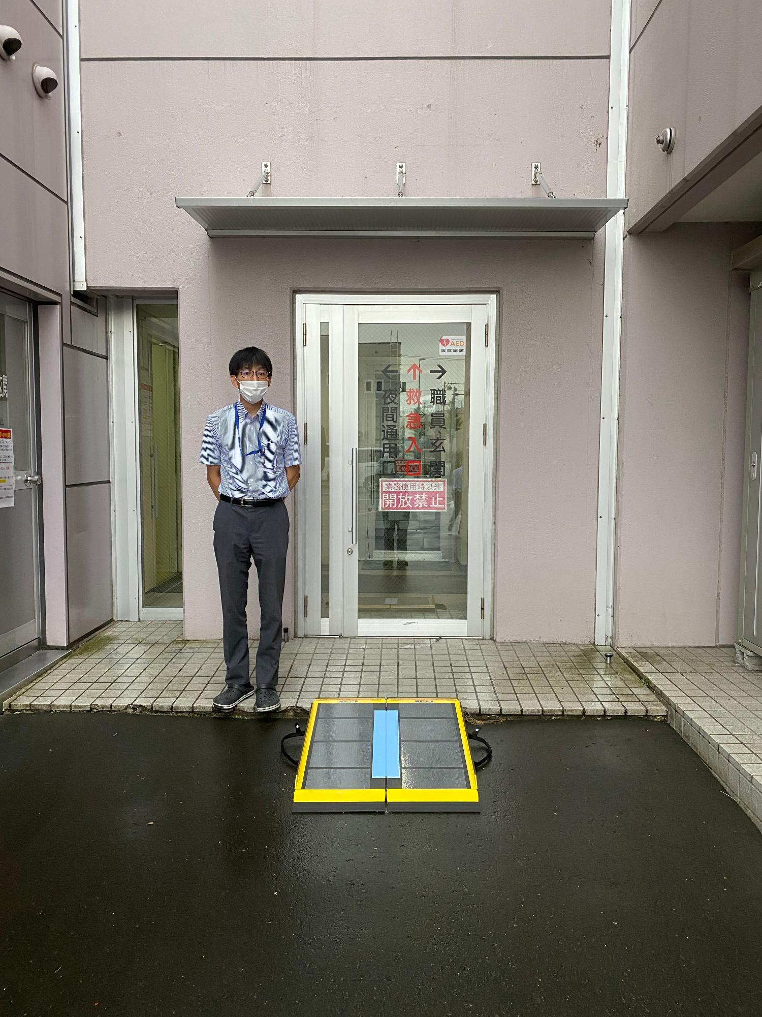 救急搬送口前の段差に簡易スロープが設置されている写真