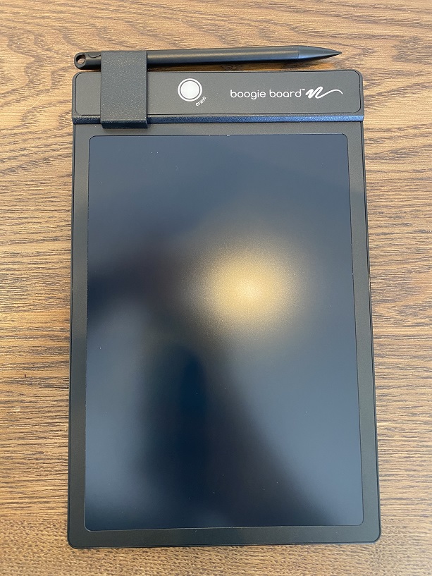 電子メモパッド液晶が電灯の光を反射している写真