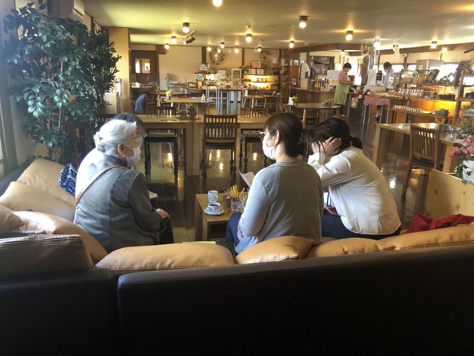 参加者がコーヒーを飲みながら専門職と会話をしている