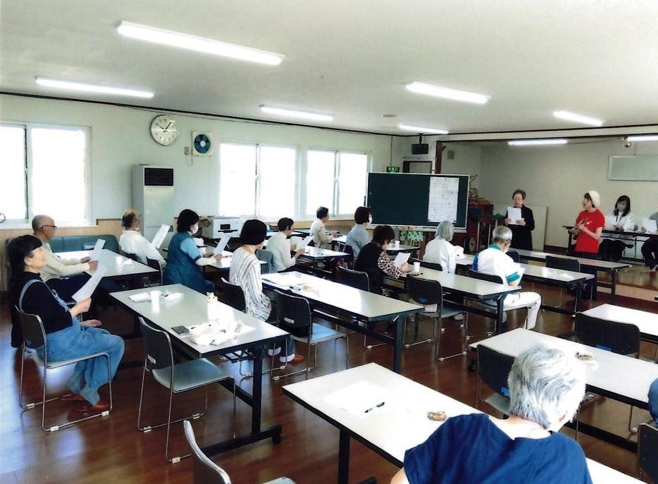 サロンすまいるの参加者がレクリエーションを行っている様子