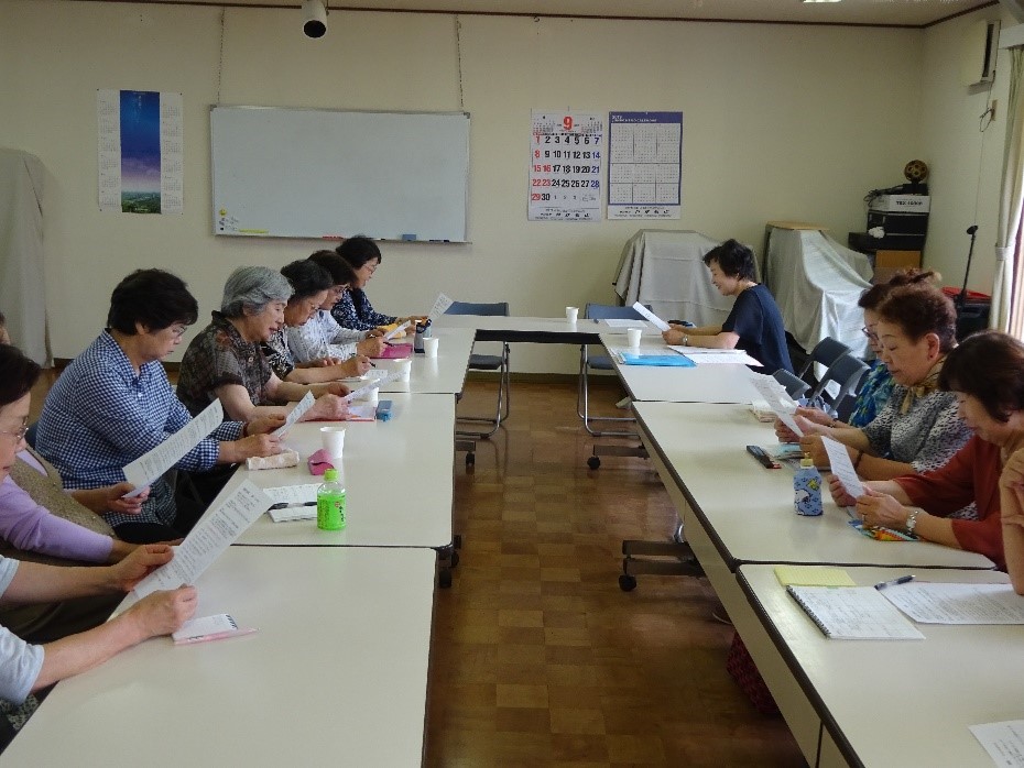 笑顔届け隊の皆さんは課題を勉強している様子を撮影した写真